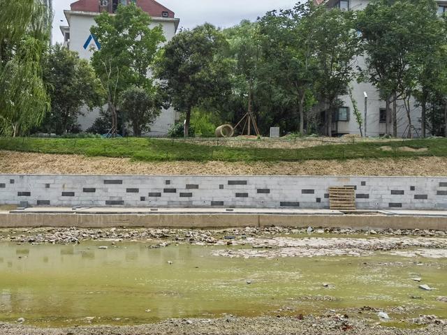 郑州花34亿给河道贴瓷砖？记者实探：为人行步道，曾因降雨被淹