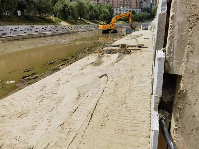 郑州花34亿给河道贴瓷砖？记者实探：为人行步道，曾因降雨被淹