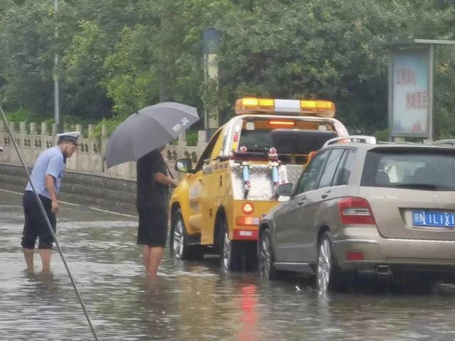 北京怀柔暴雨山区落石导致交通事故，民警紧急救援