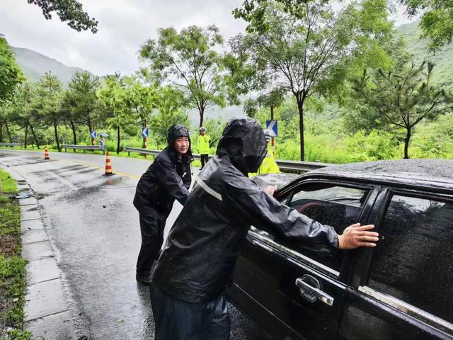 北京怀柔暴雨山区落石导致交通事故，民警紧急救援