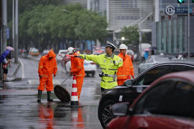 北京交警增设千余处路面岗位，今日共接报涉降雨警情64件