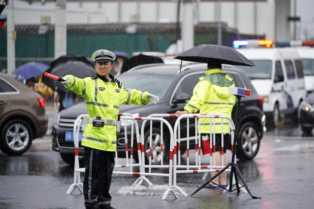 北京交警增设千余处路面岗位，今日共接报涉降雨警情64件