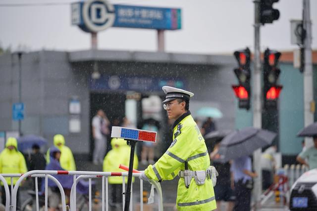 北京交警增设千余处路面岗位，今日共接报涉降雨警情64件