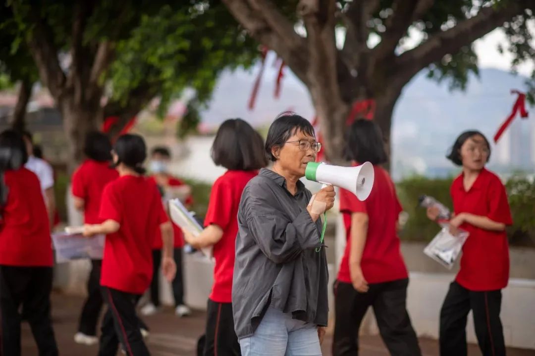 张桂梅真实事迹改编电影定档！网友惊呼：她好像！