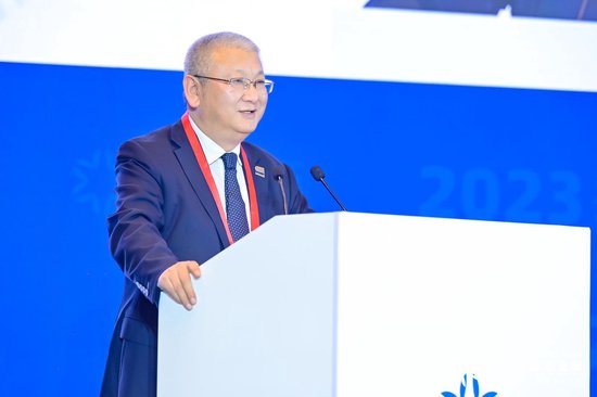 隆基李振国：饿死的企业是少数，膨胀死的企业是多数
