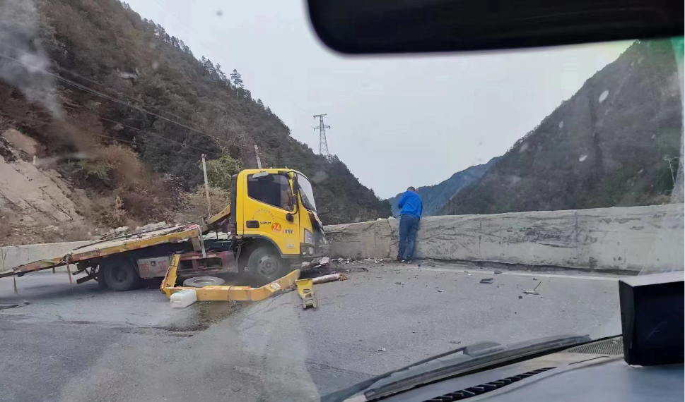 比亚迪仰望U8发生车祸“翻车”？或为新车运输过程中从拖车掉落所致