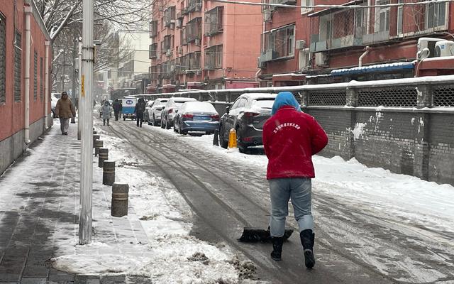 大雪中，他们走出家门义务扫雪除冰