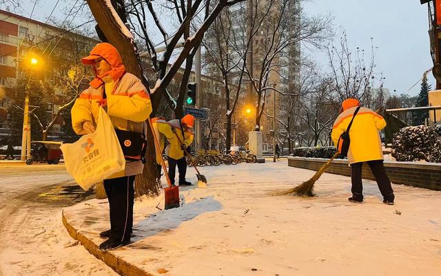 大雪中，他们走出家门义务扫雪除冰