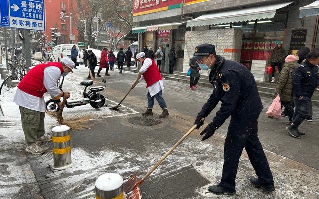 大雪中，他们走出家门义务扫雪除冰