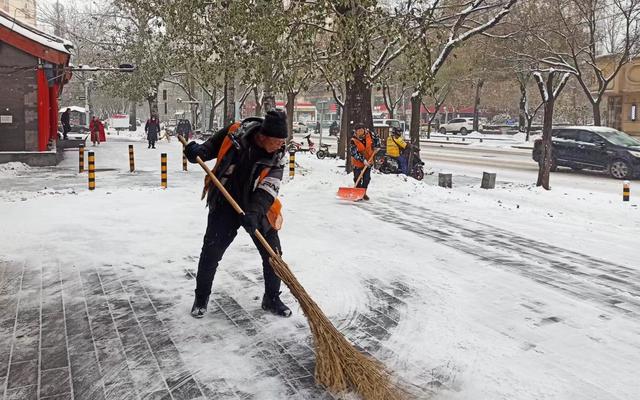 大雪中，他们走出家门义务扫雪除冰